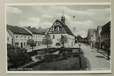 AK Pegnitz / 1920-1940 / Marktplatz mit Rathaus / Strassenansicht